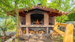 패밀리 하우스, 침실 4개, 욕실 2개, 산비탈 (Chalet Zavrh with Private Heated Pool) | 숙박 시설 구내