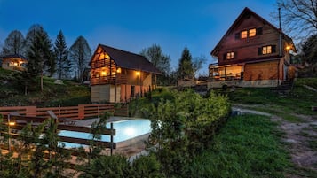 Familienhaus, 4 Schlafzimmer, 2 Bäder, Bergseite (Chalet Zavrh with Private Heated Pool) | Fassade der Unterkunft – Abend/Nacht