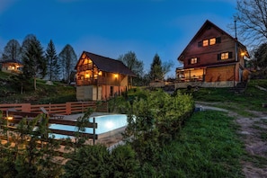 家庭獨棟房屋, 4 間臥室, 2 間浴室, 山間 (Chalet Zavrh with Private Heated Pool) | 住宿正面 (夜晚)