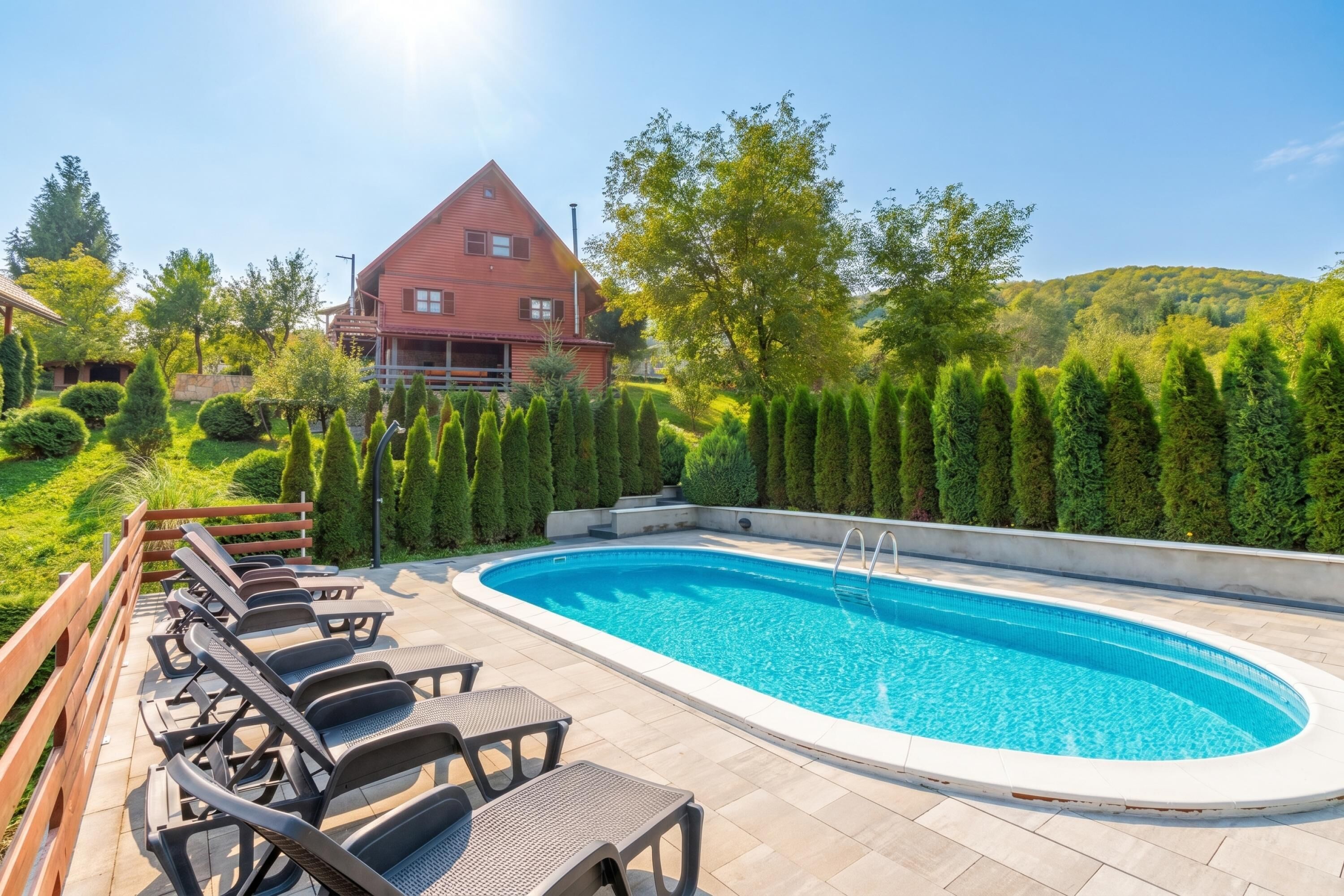 Családi ház, 4 hálószobával, két fürdőszobával, hegy felőli (Chalet Zavrh with Private Heated Pool) | Medence | Szezonális szabadtéri medence