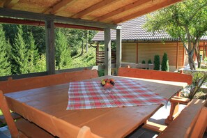 Outdoor dining - Chalet Zavrh with Private Heated Pool (Brod Moravice)