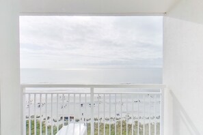 Property grounds - 11th floor oceanfront condo w/ WiFi, shared pool, shared hot tub, balcony (North Myrtle Beach)