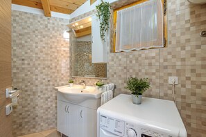 Family House, Multiple Bedrooms (Pool & Spa House Betiga 2) | Bathroom