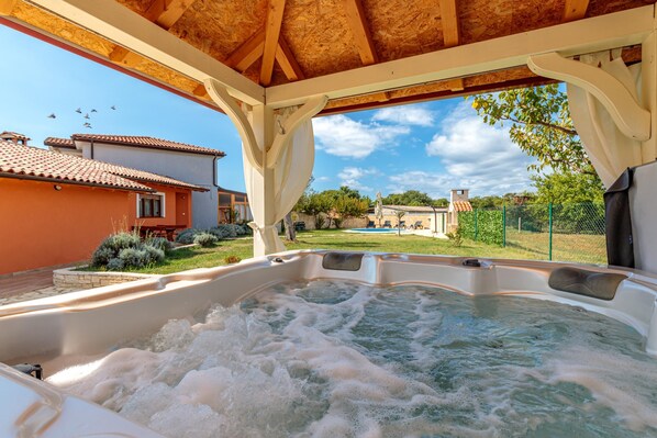 Outdoor spa tub - Pool & Spa House Betiga 2 (Vodnjan)