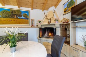Family House, Multiple Bedrooms (Pool & Spa House Betiga 2) | Dining
