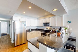 Réfrigérateur, four à micro-ondes, un four, surface de cuisson