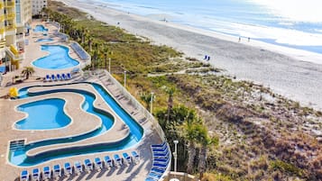 Una piscina cubierta, una piscina climatizada
