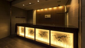 A modern bathroom with a reception desk, wooden paneling, and a sign reading "VILLA DE KYOTO". - Village Kyoto (Kyoto)
