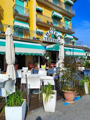 Outdoor dining - Hotel Trifoglio (Jesolo)