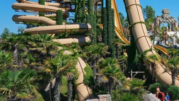 Ein Wasserpark mit mehreren Rutschen und einem Poolbereich.