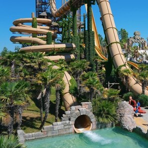 สระว่ายน้ำ