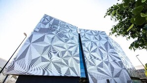 Ein modernes Gebäude mit einer geometrischen Fassade.