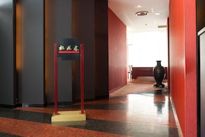 A hallway with a sign indicating a Chinese restaurant. - Okura Frontier Hotel Tsukuba (Tsukuba)
