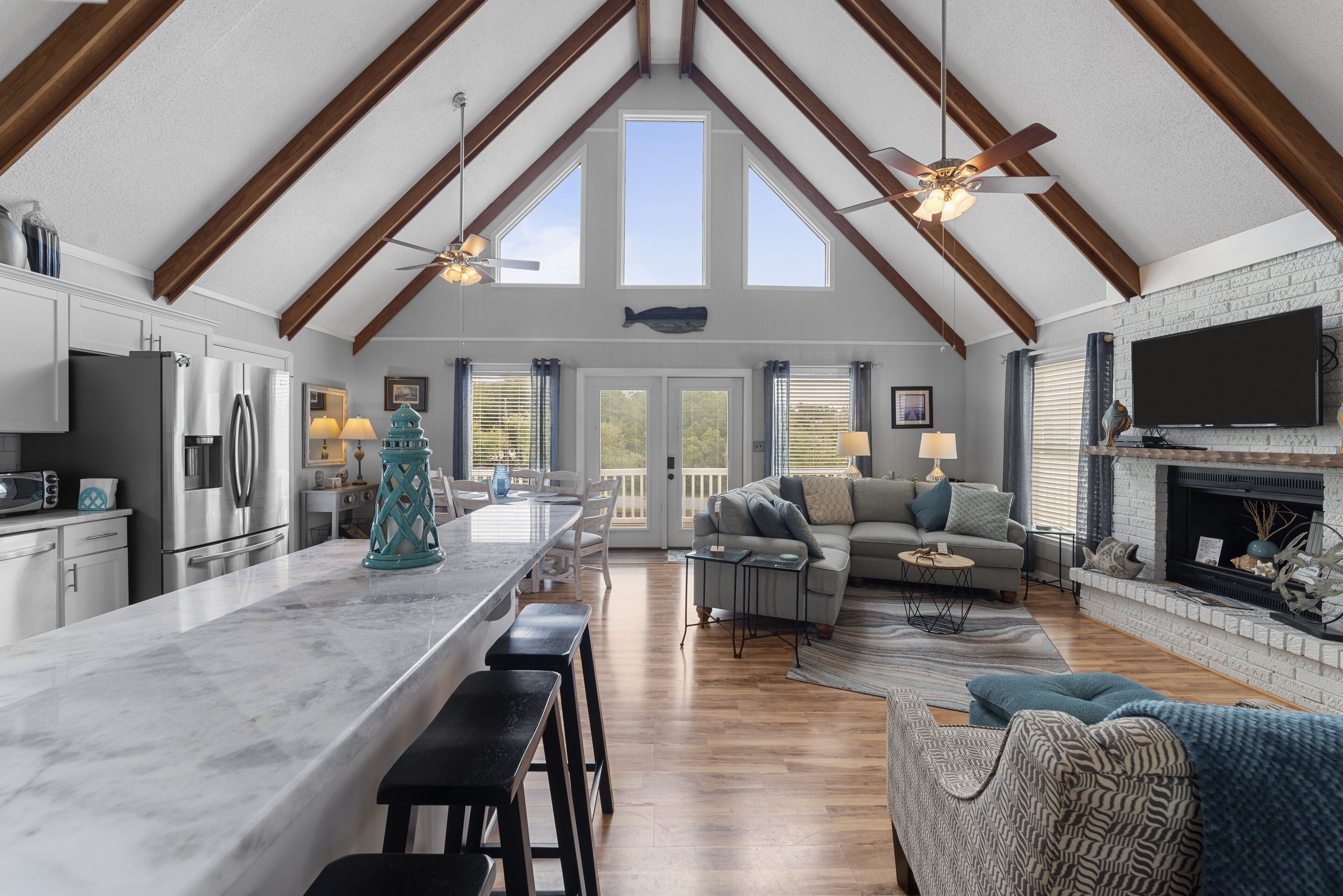 Smart TV, reproductor de DVD, libros y estéreo 