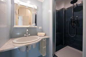 Apartamento familiar, varias habitaciones, 2 baños, mirando al mar (Sunrise Apartment Seaview) | Baño | Ducha y bañera combinadas, secador de pelo, bidé y toallas