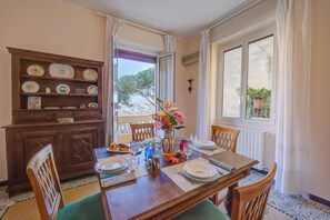패밀리 아파트, 침실 여러 개, 욕실 2개, 바닷가 (Sunrise Apartment Seaview) | 다이닝