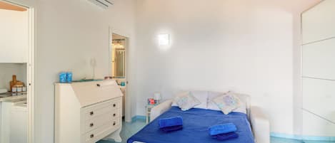 Studio trăng mật, quang cảnh biển (Dependance Castiglione With Pool And) | Truy cập Internet không dây miễn phí, bộ trải giường