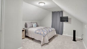 4 bedrooms, iron/ironing board, free WiFi, bed sheets - Comfy, and Cozy Stay at Buckroe Beach - Sleeps 10 (Hampton)