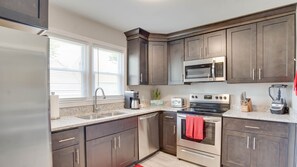 Fridge, microwave, oven, stovetop - Comfy, and Cozy Stay at Buckroe Beach - Sleeps 10 (Hampton)