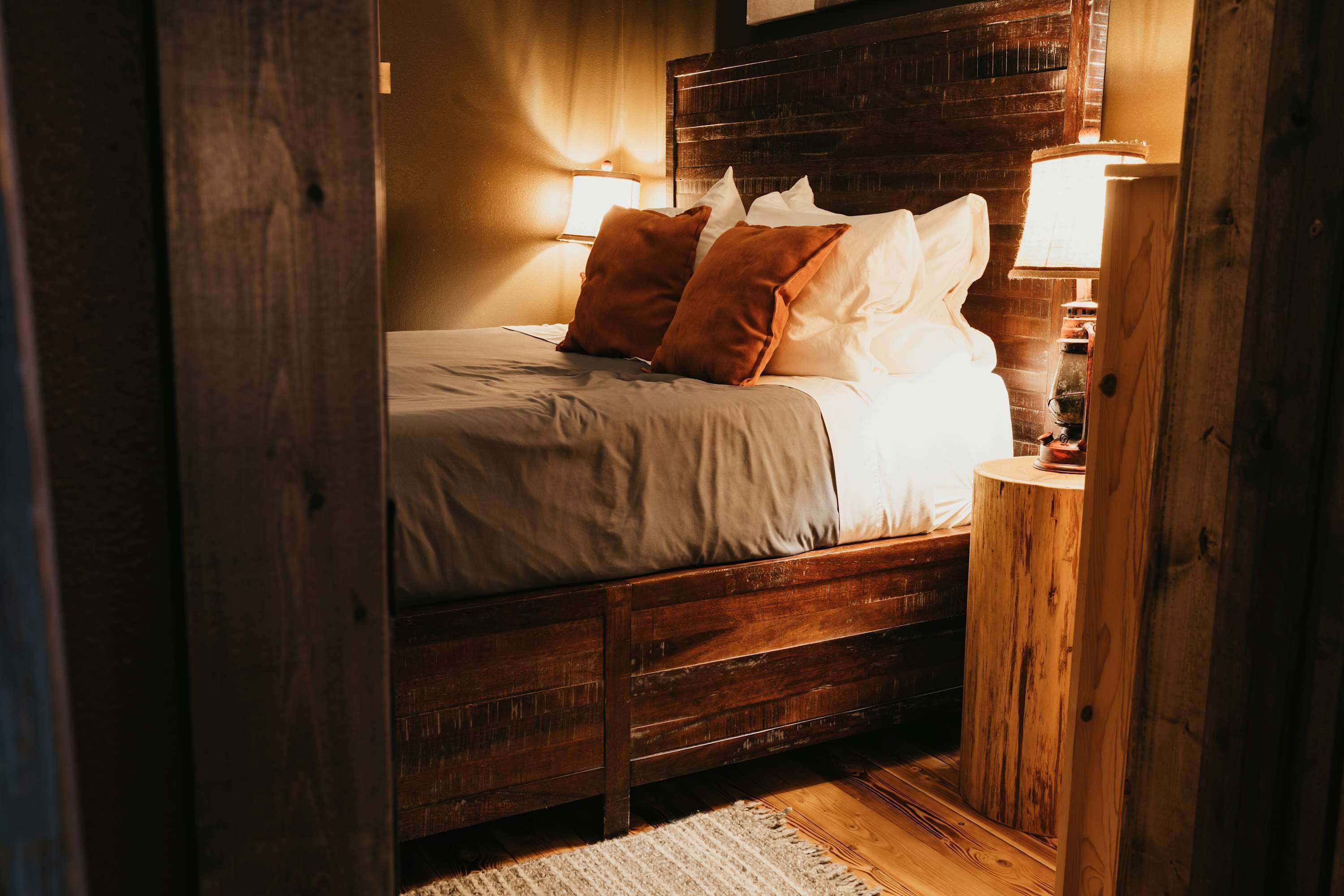 2 makuuhuonetta, memory foam -patjalliset sängyt, vauvan matkasänky