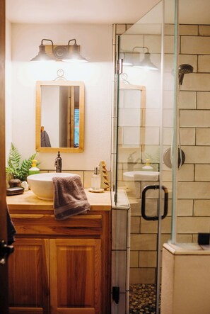 Dusj, hårføner og håndklær