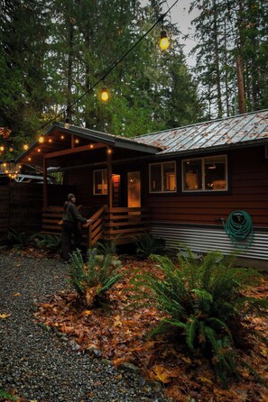 Exterior detail - Mt Pilchuck River Cabin | Hot Tub & Barrel Sauna (Granite Falls)