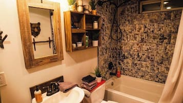 Dusche, Haartrockner, Handtücher, Shampoo