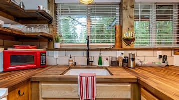 KylskÄp, mikrovÄgsugn, ugn och spishÀll