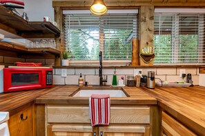 Fridge, microwave, oven, stovetop - Mt Pilchuck River Cabin | Hot Tub & Barrel Sauna (Granite Falls)