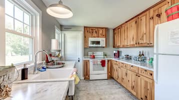 冷蔵庫、電子レンジ、オーブン、コンロ