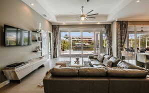 TV, peis og musikkbibliotek