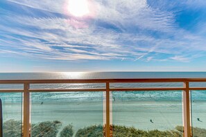 On the beach - 9th-floor oceanfront condo with central AC, hot tub & balcony (North Myrtle Beach)