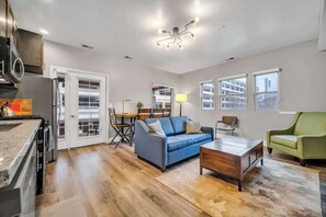 Televisión y oficina 