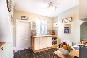 Comfort House, 2 Bedrooms | Private kitchen | Full-size fridge, microwave, oven, stovetop - Seaside Snug (Great Yarmouth)