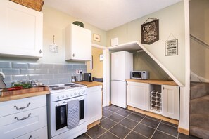 Comfort House, 2 Bedrooms | Private kitchen | Full-size fridge, microwave, oven, stovetop - Seaside Snug (Great Yarmouth)