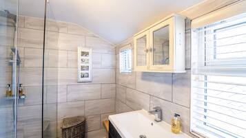 Comfort House, 2 Bedrooms | Bathroom | Combined shower/bathtub, free toiletries