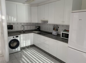 Frigorífic, microones, placa de cuina i cafetera i tetera