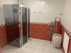 Ducha, secador de pelo, toallas y papel higiénico