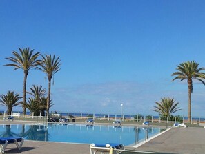 Una piscina al aire libre, una piscina climatizada