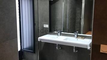 Een douche, een haardroger, een bidet, handdoeken