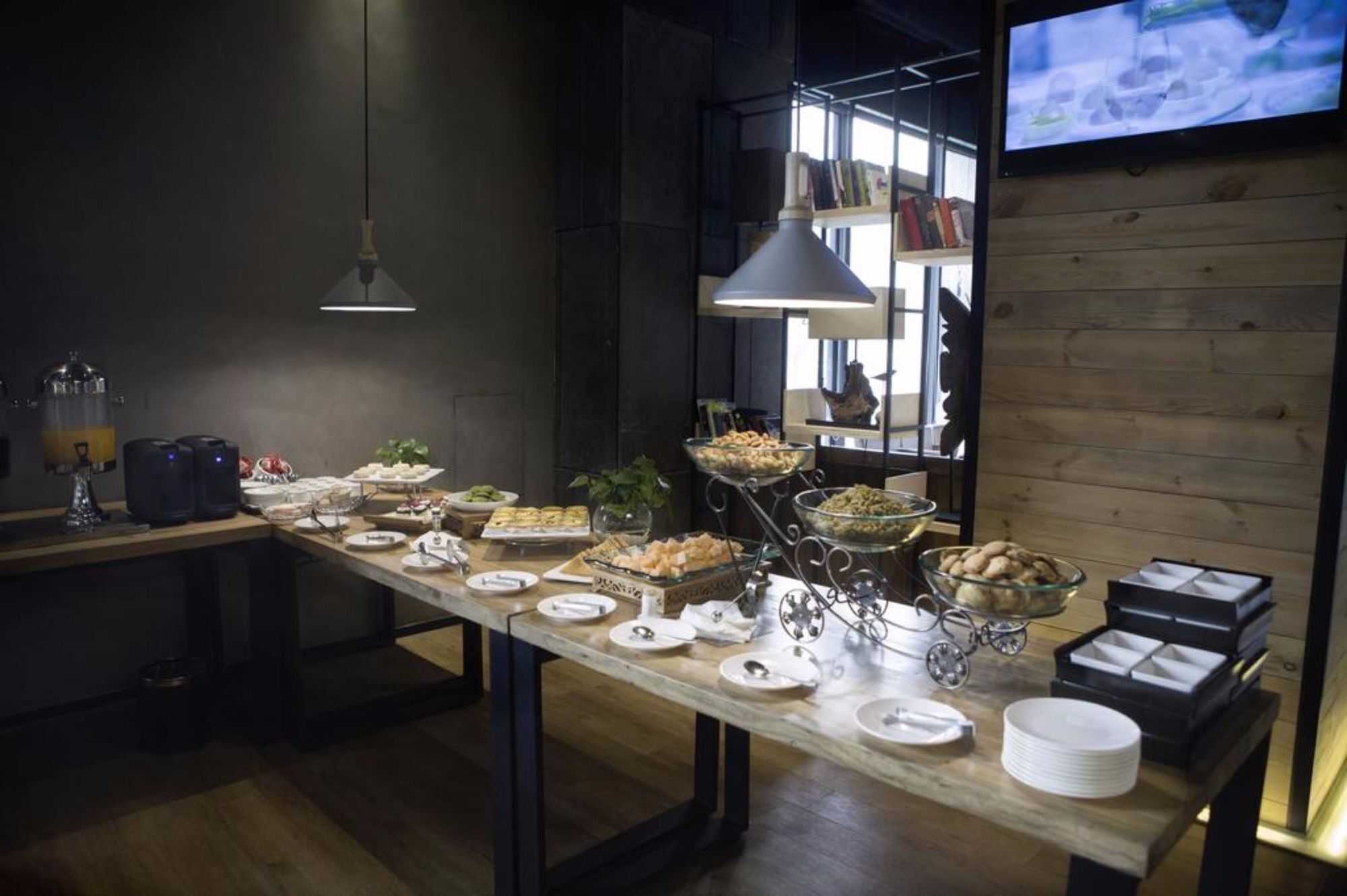 Un buffet proposant une variété de plats et un coin café.