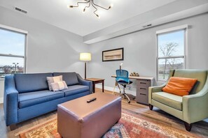 Televisión y oficina 