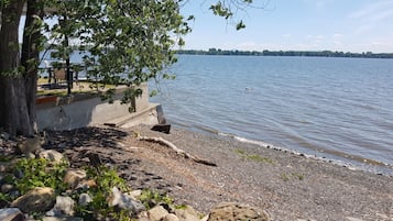 Beach nearby, sun loungers, beach towels