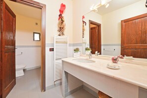 Family House, 1 Bedroom, Mountainside (Betulla C) | Bathroom | Combined shower/tub, bidet, towels, soap - Betulla C (San Gimignano)