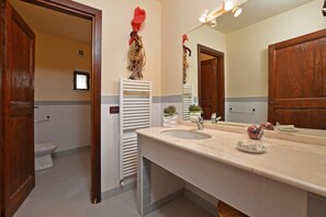Family House, Multiple Bedrooms, Mountainside (Betulla C) | Bathroom