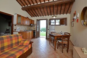 Family House, Multiple Bedrooms, Mountainside (Betulla C) | Living area | 21-inch TV with satellite channels