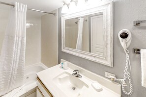 Séchoir à cheveux, serviettes fournies