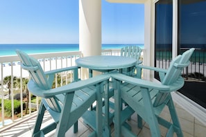 Outdoor dining - Updated Beachfront Condo w/ Easy Beach Access at Silver Beach Towers! 🌊☀🌴 (Destin)