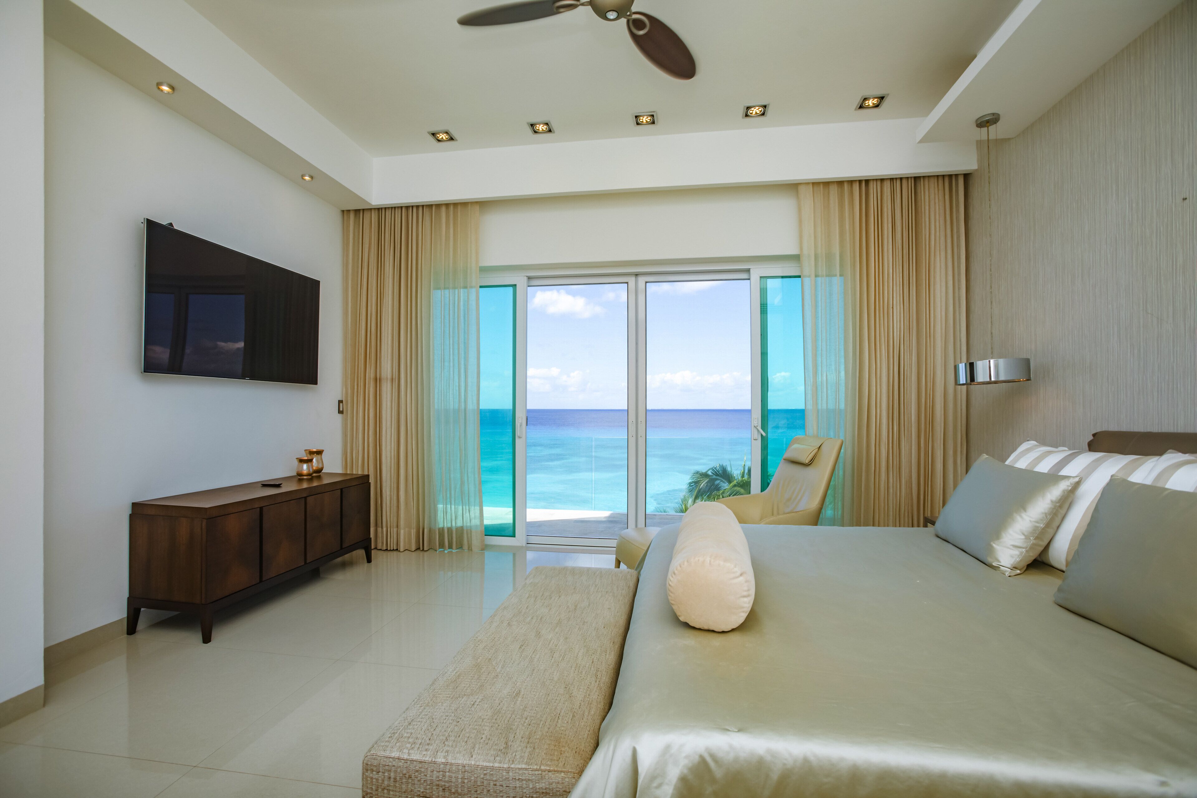 5 quartos, escrivaninha, ferros/tábuas de passar roupa