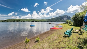 Un cadre idyllique au bord du lac, avec des bateaux, des chaises et un quai.